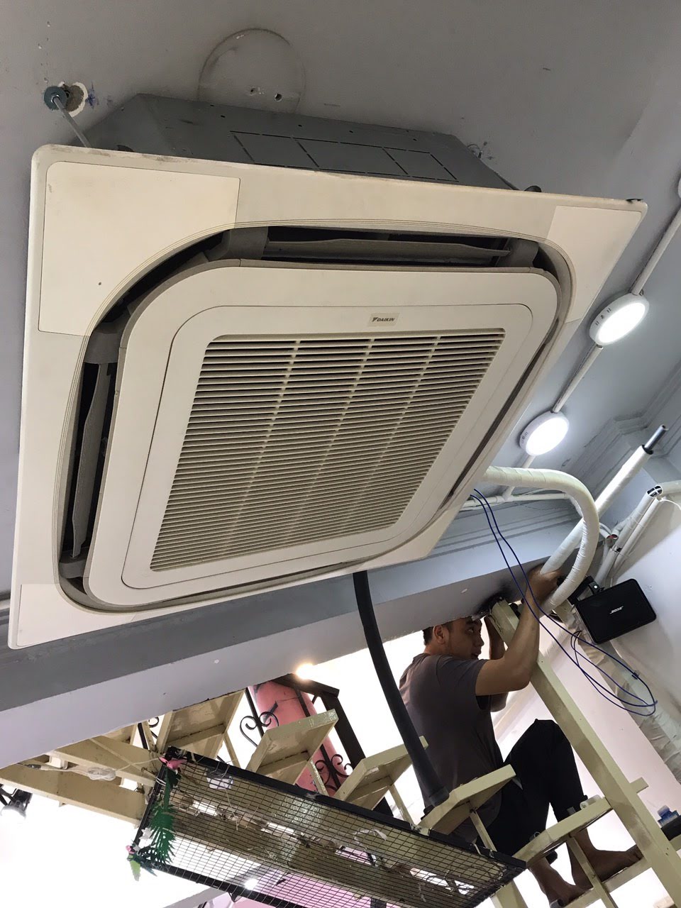 Máy lạnh âm trần đang lắp đặt